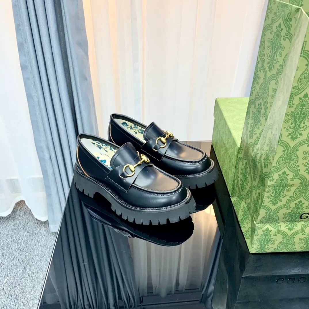👟👟Ex-factory price 480👟👟 Women's shoes Women's gucci loafers version, original development, 1:1 replica, welcome to compare with the original version. (Original coding process) Size: 35-40 (34/41 customized) Fabric: Cowhide open edge beads Inner: Original printed water-dyed sheep lining (never fade) Outsole: Original combination outsole, genuine leather edge strips Packaging: Full counter packaging (+ handbag)